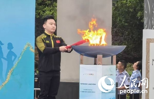 在活動(dòng)開幕式上，馮喆點(diǎn)燃火炬。人民網(wǎng)記者 楊磊攝