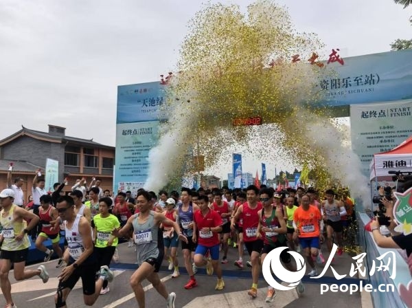 全民健身跑參賽選手沖出起點(diǎn)。人民網(wǎng)記者 楊磊攝