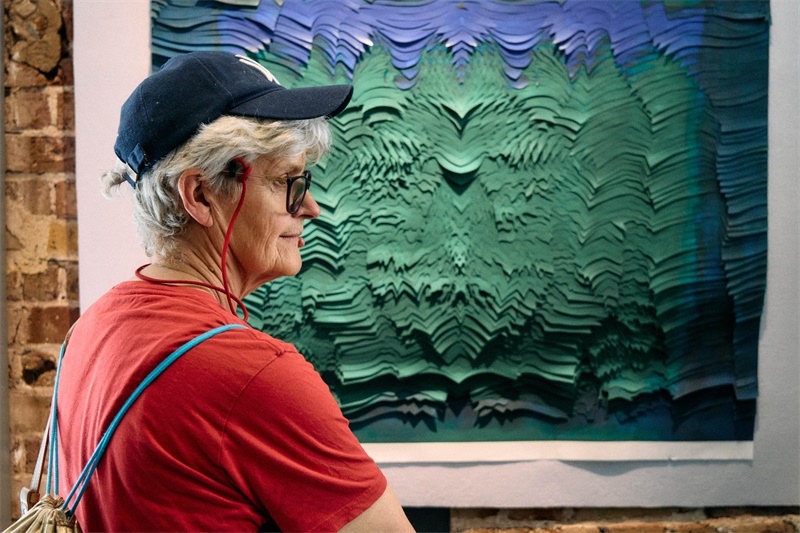 英國(guó)嘉賓在倫敦手工周中國(guó)館展出作品前駐足。楊浩鵬攝