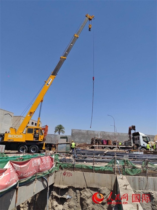 工人在進行五號隧道施工。人民網(wǎng)記者管克江攝