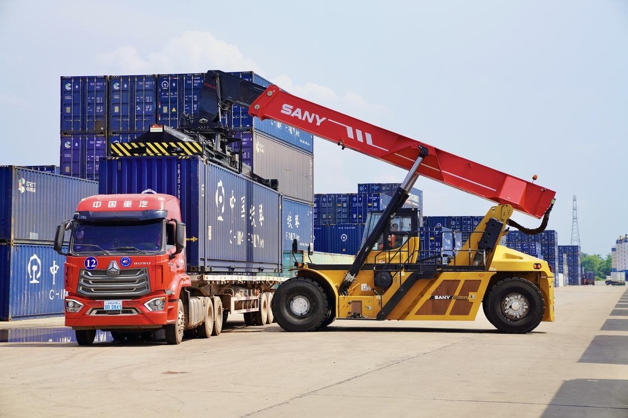在中老鐵路萬(wàn)象南鐵路貨運(yùn)口岸站，起重機(jī)正在吊裝集裝箱。劉瑩嘉攝