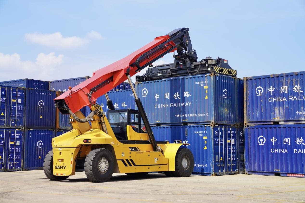 在中老鐵路萬(wàn)象南鐵路貨運(yùn)口岸站，起重機(jī)正在吊裝集裝箱。劉瑩嘉攝