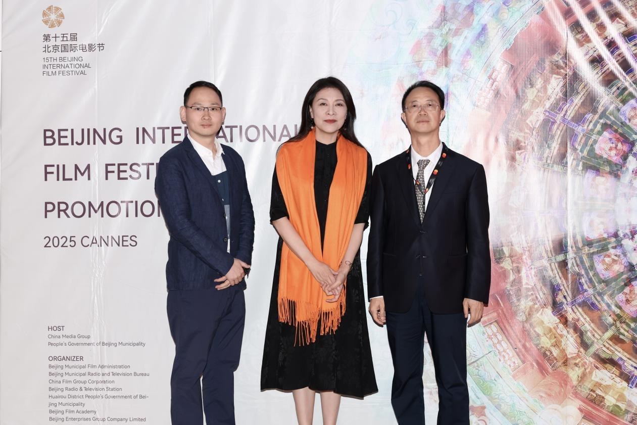 余俊生（右一）與《走走停?！穼?dǎo)演龍飛（左一）、演員岳紅（左二）合影。主辦方供圖