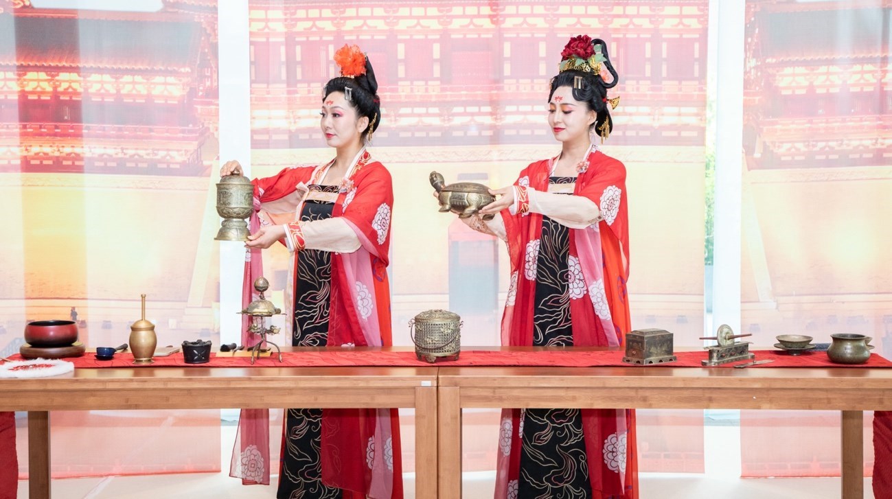 法門寺地宮出土文物一比一復(fù)刻的宮廷茶器。中國駐大阪旅游辦事處供圖