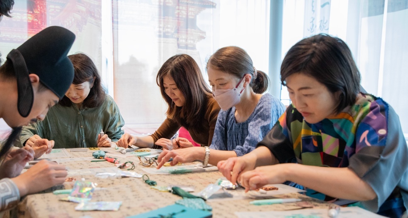 客人體驗(yàn)制作綠松石銅牌。中國駐大阪旅游辦事處供圖