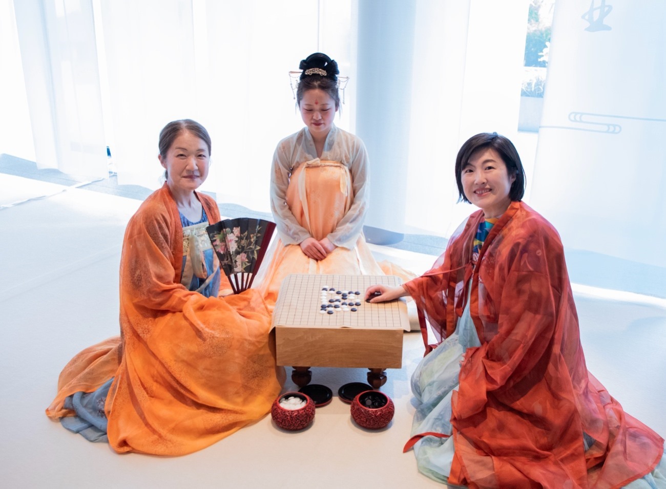 日本客人體驗(yàn)漢服。中國駐大阪旅游辦事處供圖