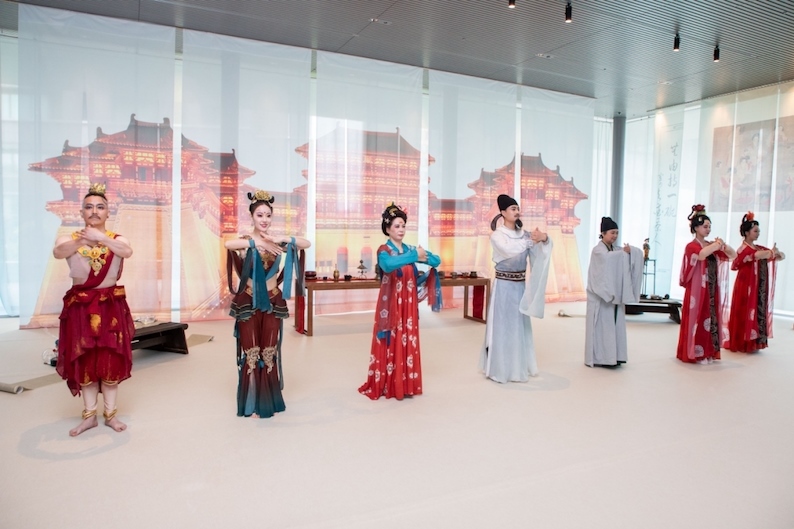 眾人行唐代插手禮。中國駐大阪旅游辦事處供圖