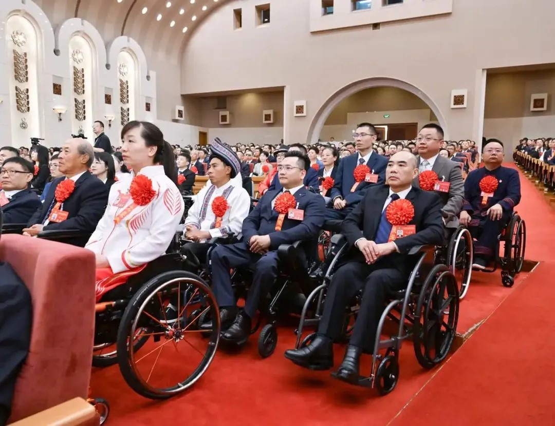2025年5月16日，第七次全國自強模范暨助殘先進表彰大會在北京召開。大會表彰了200名“全國自強模范”、200個“全國殘疾人工作先進集體”和60名“全國殘疾人工作先進個人”。