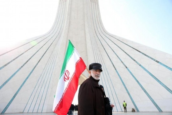 2月10日，在伊朗首都德黑蘭阿扎迪廣場，民眾參加紀念伊朗伊斯蘭革命勝利46周年集會。新華社記者沙達提攝