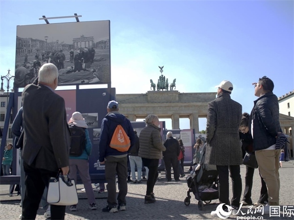 圖為勃蘭登堡門前，市民們在參觀歷史圖片展。人民網 肖晶攝