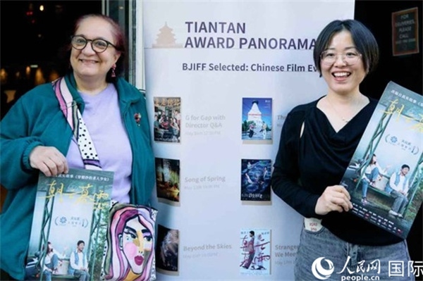 《朝云暮雨》放映前，觀眾前同主辦方互動。楊浩鵬攝