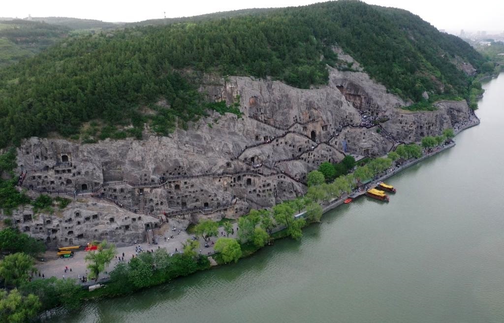 這是近日拍攝的洛陽龍門石窟（無人機(jī)照片）。新華社記者 李嘉南 攝