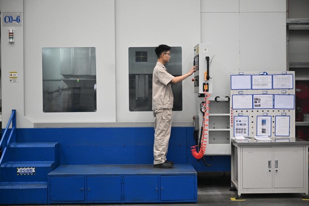 近日，工人在洛陽(yáng)軸承集團(tuán)股份有限公司的智能生產(chǎn)線上作業(yè)。新華社記者 李嘉南 攝