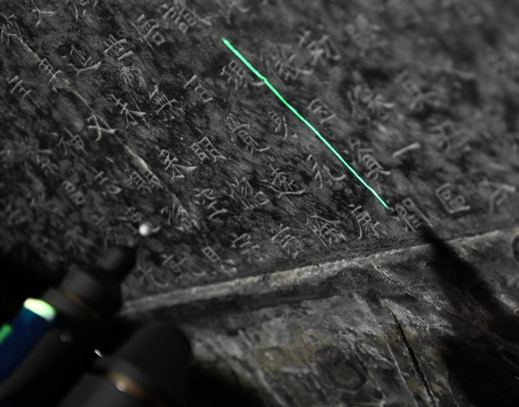 2025年4月9日，龍門石窟研究院工作人員在古陽洞使用關(guān)節(jié)臂掃描儀對《龍門二十品》之一進(jìn)行數(shù)字化掃描。新華社記者 李嘉南 攝