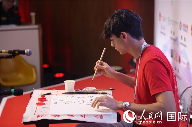 2025年“漢語橋”巴西賽區(qū)決賽的“才藝展示”環(huán)節(jié)，一名參賽者正在繪畫。人民網(wǎng)記者 時(shí)元皓攝