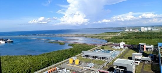 這是5月18日拍攝的紅樹林環(huán)繞的爪哇7號燃煤電站。記者 曹凱 攝