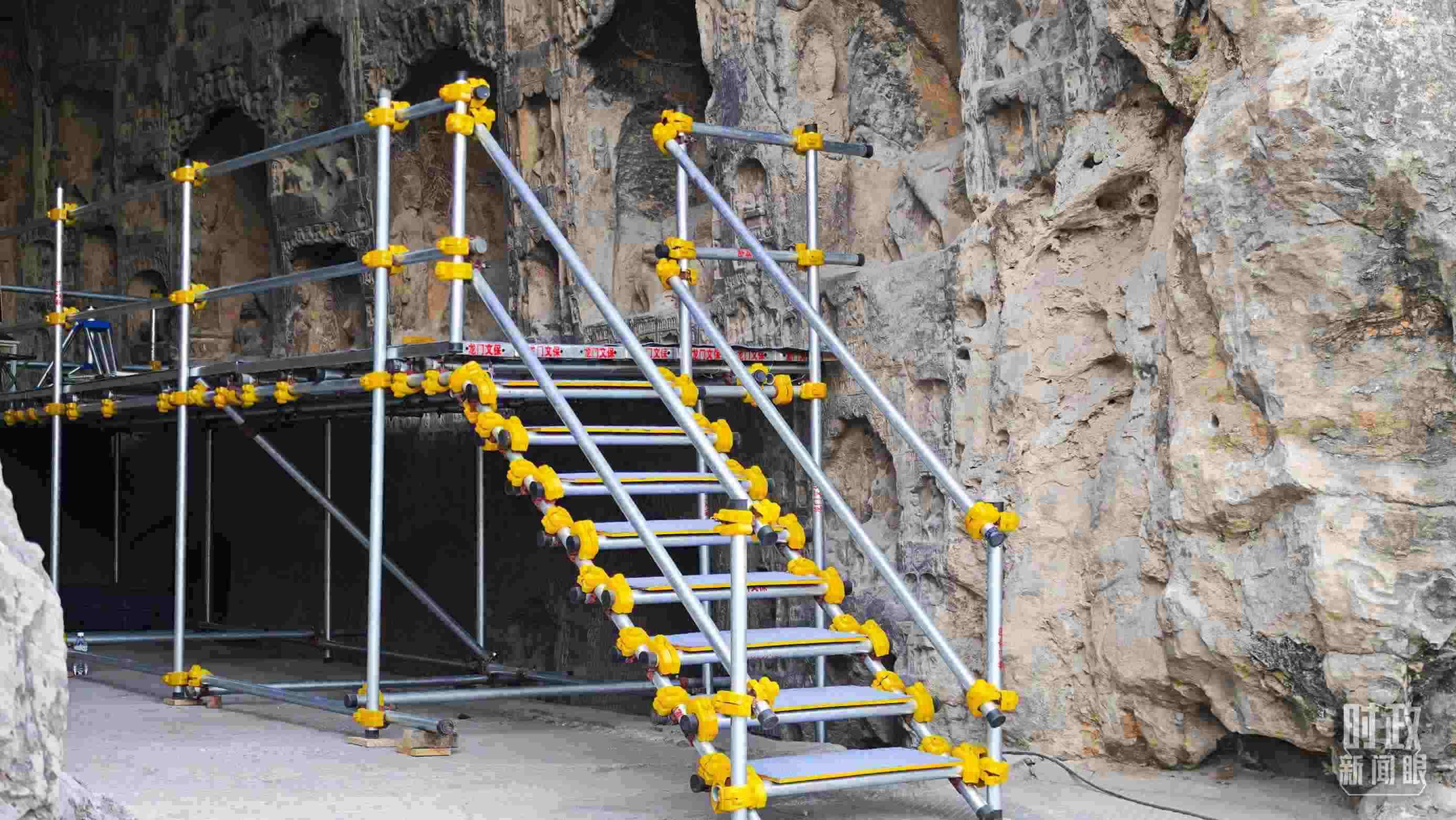 △龍門石窟古陽洞文物修護(hù)現(xiàn)場。（總臺央廣記者潘毅拍攝）