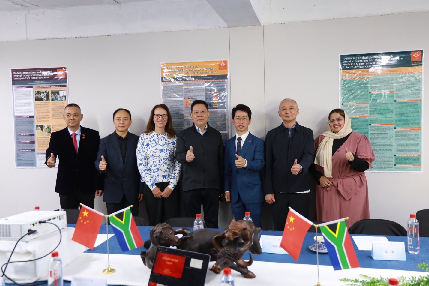 四川省副省長楊興平及代表團(tuán)與《補(bǔ)充醫(yī)學(xué)：教育與研究》雜志社團(tuán)隊(duì)合影。非洲中醫(yī)及針灸中心供圖