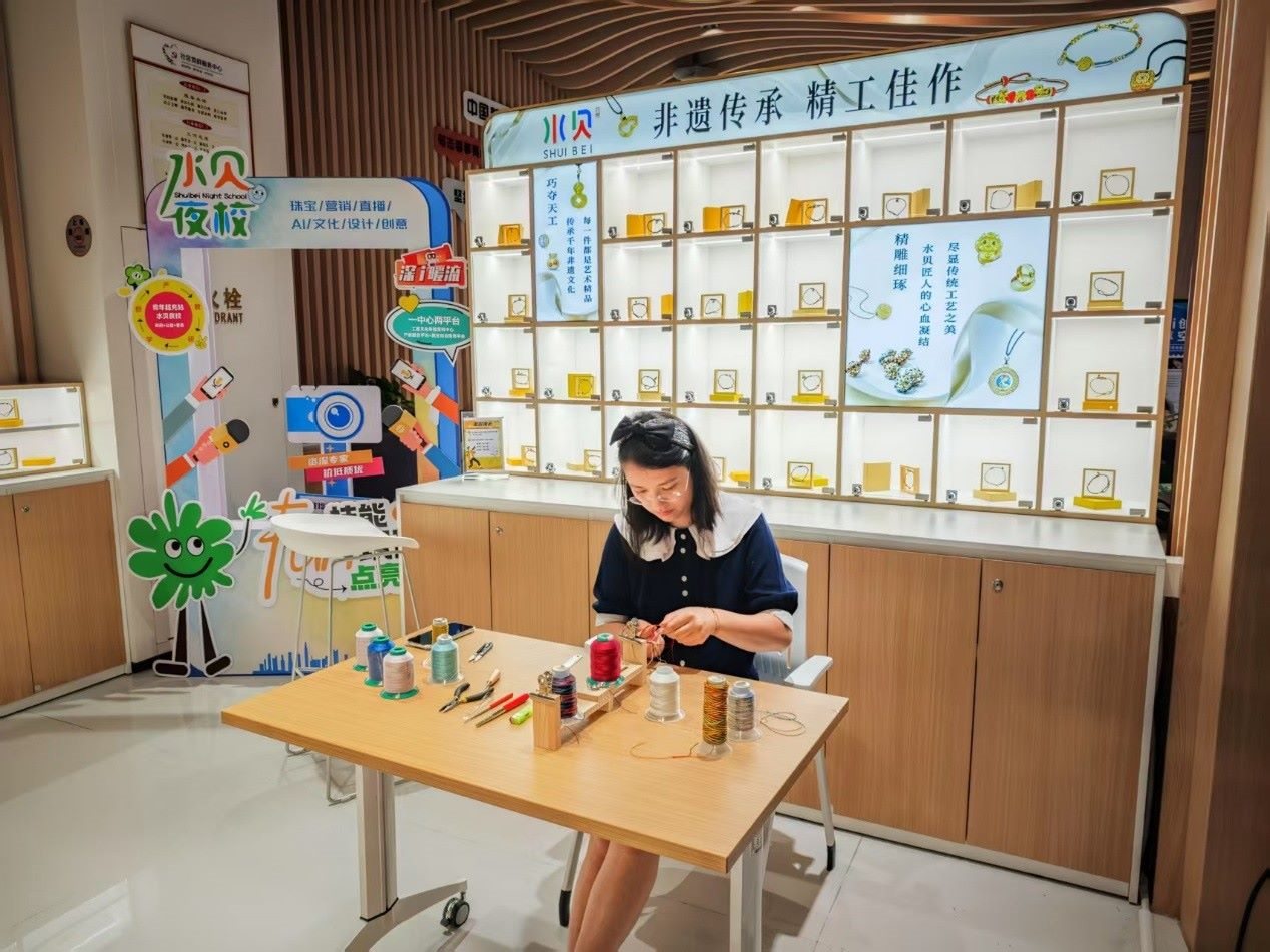 水貝夜校學員正在展示手工編繩過程。人民網(wǎng) 肖聰聰攝