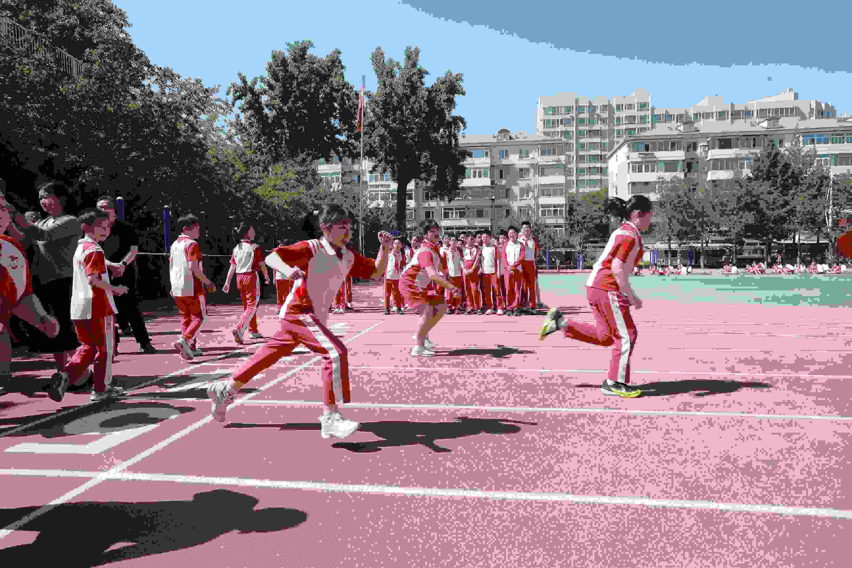 學(xué)生利用人工智能進(jìn)行50米測(cè)試。北京市教委供圖