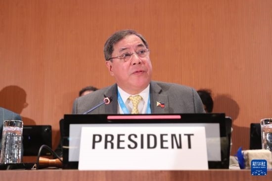 5月20日，在瑞士日內(nèi)瓦，第78屆世界衛(wèi)生大會主席赫爾博薩宣布審議通過“大流行協(xié)定”。新華社記者 杜哲宇 攝