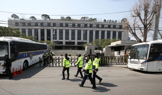 4月3日，在韓國首爾，警察在韓國憲法法院前執(zhí)勤。新華社記者姚琪琳攝