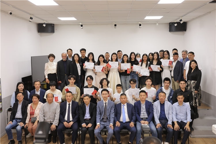 獲獎者與主辦方合影。主辦方供圖