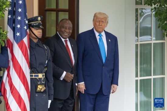 5月21日，美國(guó)總統(tǒng)特朗普（右）在華盛頓白宮迎接到訪的南非總統(tǒng)拉馬福薩（中）。新華社記者 胡友松 攝