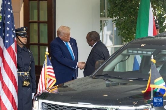5月21日，美國(guó)總統(tǒng)特朗普（左二）在華盛頓白宮迎接到訪的南非總統(tǒng)拉馬福薩。新華社記者 胡友松 攝