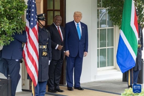 5月21日，美國(guó)總統(tǒng)特朗普（右二）在華盛頓白宮迎接到訪的南非總統(tǒng)拉馬福薩（右三）。新華社記者 胡友松 攝
