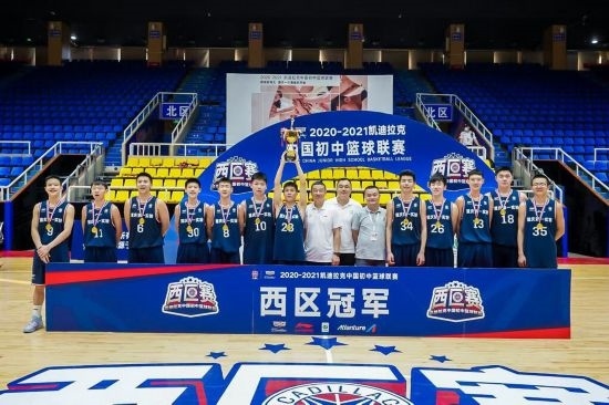 重慶市第一實驗中學校籃球隊獲得冠軍。