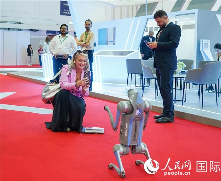 與會嘉賓被中企機(jī)器人吸引。人民網(wǎng) 塔里克·易卜拉欣攝