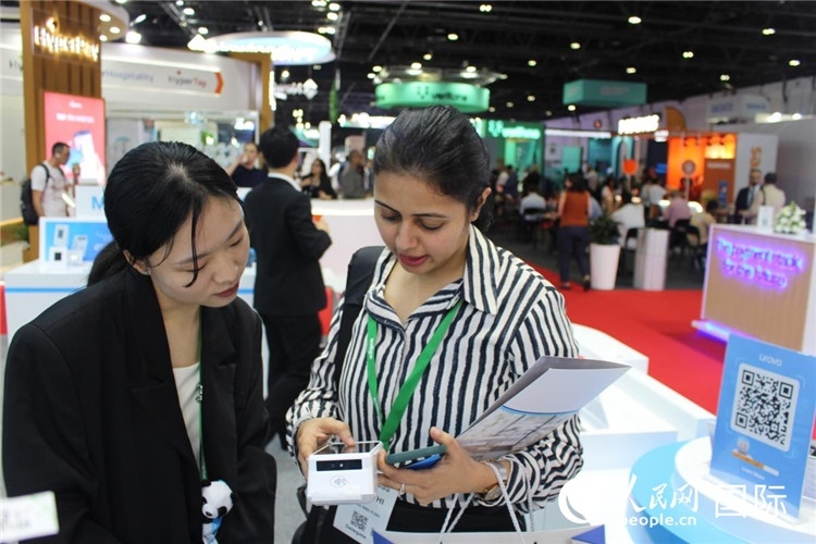 中外嘉賓交流。人民網(wǎng) 杰勒德·阿勒費(fèi)爾攝