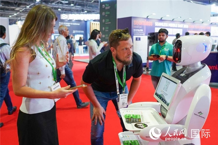 會上展示的電子支付機(jī)器人。人民網(wǎng) 塔里克·易卜拉欣攝