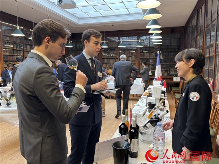 法國(guó)嘉賓與參展云南企業(yè)代表交流。人民網(wǎng)記者 于超凡攝