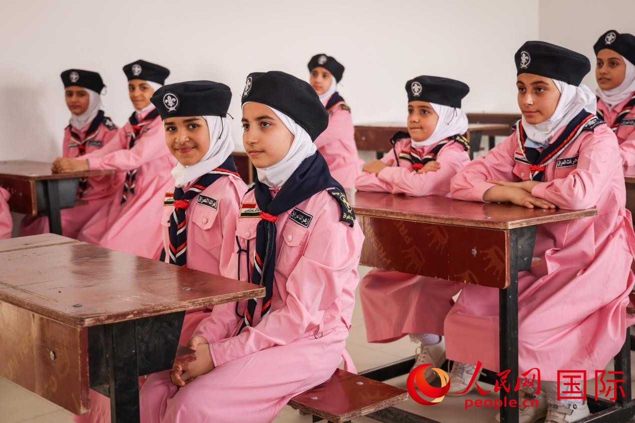 阿爾穆塔?阿里卡特國際學校的學生在教室內(nèi)上課。人民網(wǎng)記者 薛丹攝