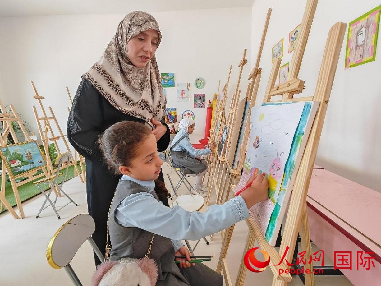 阿爾穆塔?阿里卡特國際學校的學生在美術(shù)室上課。人民網(wǎng)記者 管克江攝