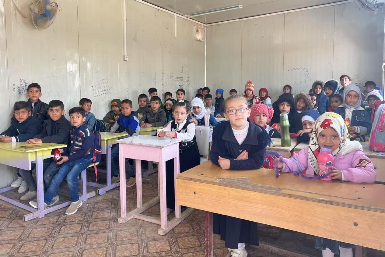 伊拉克卡爾巴拉省學生在簡易板房內(nèi)上課。中國電建供圖