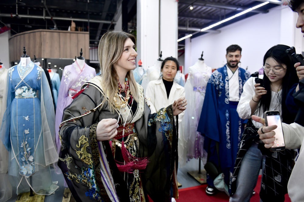 2025年4月8日，參加曹縣漢服文化節(jié)的意大利嘉賓卡米拉在試穿漢服。新華社記者郭緒雷 攝