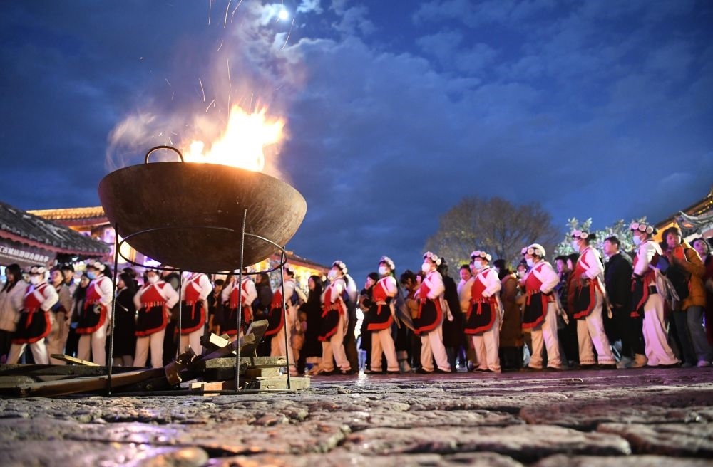 2025年1月11日，游客和居民在麗江古城打跳游玩。（趙慶祖攝）