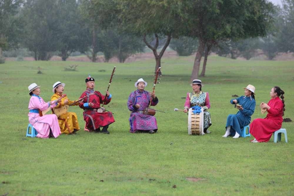 2024年7月16日，《格薩（斯）爾》史詩說唱傳承人在內(nèi)蒙古赤峰市巴林右旗戶外表演。（胡斯楞攝）