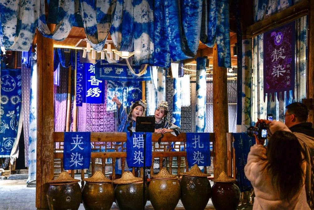 2025年3月17日，游客在貴州省黎平縣肇興侗寨里留影。新華社記者楊文斌 攝