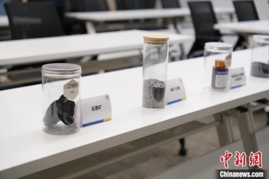 5月20日，浙大高分子科學(xué)與工程學(xué)系內(nèi)擺放著石墨礦等。 曹丹 攝