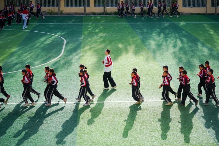 2025年4月24日，在新疆克州阿圖什市哈拉峻鄉(xiāng)謝依特小學(xué)，支教教師帶領(lǐng)學(xué)生晨跑。新華社記者 徐宏巖 攝