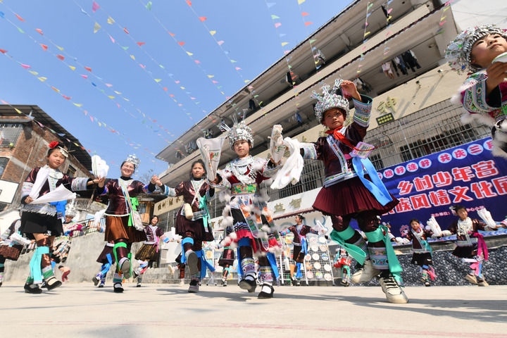 2025年3月25日，廣西柳州市融水苗族自治縣桿洞鄉(xiāng)中心小學(xué)學(xué)生在跳蘆笙踩堂舞。新華社記者 黃孝邦 攝