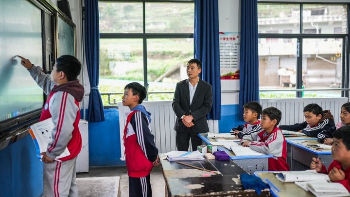 2024年11月21日，在地處烏蒙山區(qū)的貴州省六盤水市水城區(qū)亮巖小學(xué)，學(xué)生在供暖的教室內(nèi)學(xué)習(xí)。新華社記者 陶亮 攝