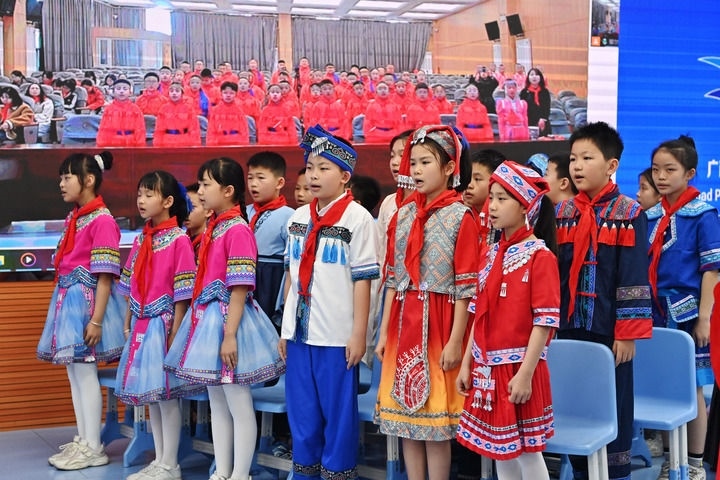 2025年3月28日，在“壯蒙一家親 共筑中國夢(mèng)”手拉手主題云隊(duì)會(huì)上，廣西南寧市濱湖路小學(xué)四（1）中隊(duì)隊(duì)員通過網(wǎng)絡(luò)和內(nèi)蒙古鄂爾多斯東勝區(qū)第十二小學(xué)四（9）中隊(duì)隊(duì)員一起唱《中國少年先鋒隊(duì)隊(duì)歌》。新華社記者 周華 攝