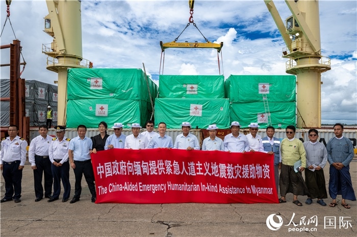 5月25日，中國駐緬甸大使館參贊歐陽道冰、仰光省首席部長梭登及緬有關(guān)部門官員出席援緬第十五批緊急人道主義地震救災(zāi)物資交接儀式。人民網(wǎng)記者謝佳君攝