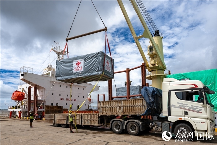 5月25日，當(dāng)?shù)毓と嗽诟劭趶呢涊喩闲遁d援緬第十五批緊急人道主義地震救災(zāi)物資。人民網(wǎng)記者謝佳君攝