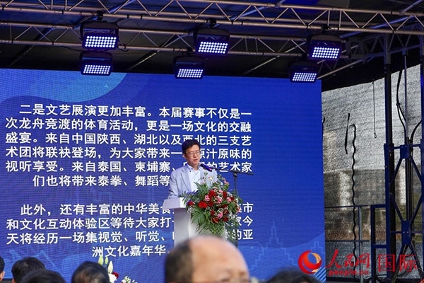 中國(guó)駐法蘭克?？傤I(lǐng)事黃昳揚(yáng)在致辭中對(duì)龍舟賽表示熱烈祝賀。人民網(wǎng) 依琳攝